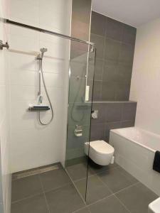 y baño con ducha, aseo y lavamanos. en New and modern apartment in the city center, en Maastricht