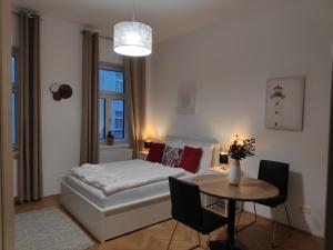 - un salon avec un lit et une table dans l'établissement Humboldt Feel Good Apartments, à Vienne
