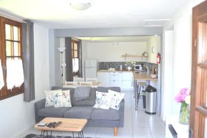 salon z kanapą i kuchnią w obiekcie Les Bruyeres Gite w mieście Montbron +23 zdjęcia