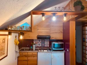 a small kitchen with a sink and a microwave at mansardacourmayeur in Courmayeur