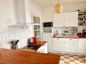 Kuchyň nebo kuchyňský kout v ubytování La Maison - Ambleteuse - Vue sur Mer et Jardin + 19 fotografií