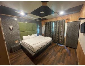เตียงในห้องที่ Grand Mala Resorts, Pahalgam