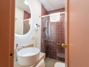 W łazience znajduje się umywalka i prysznic. w obiekcie U-Sense Granada Centro w Grenadzie