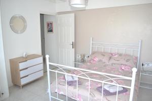 Les Bruyeres Gite في Montbron: غرفة نوم مع سرير أبيض بطابقين مع ملاءات وردية