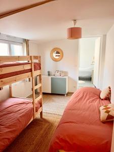 Poschodová posteľ alebo postele v izbe v ubytovaní La Maison - Ambleteuse - Vue sur Mer et Jardin
