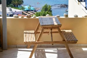 stół i 2 krzesła na balkonie z widokiem na wodę w obiekcie Sea View Luxury Maisonette w mieście Kapótidhes