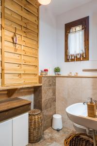 łazienka z toaletą i umywalką w obiekcie Country Cottage I & Country Cottage II w mieście Polijiros