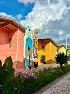 dos tablas de surf se inclinan contra una casa en MIQT Beach - Bungalows en Orikum