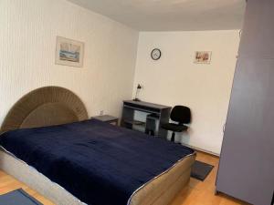 a bedroom with a bed and a desk and a computer at Apartman K&K in Pirot