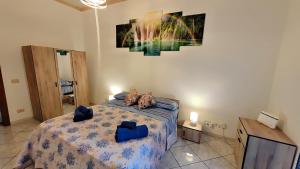 una camera da letto con un letto su cui giacciono due gatti di Happie Casa Stazione Centrale a Palermo