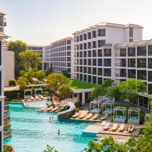 曼谷The Quarter Chaophraya by UHG的度假村泳池的鸟瞰图