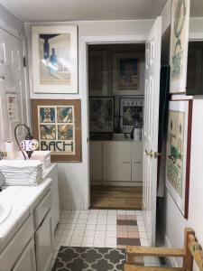 伯克利的住宿－Garden Home，厨房设有一扇门,通往带白色橱柜的厨房