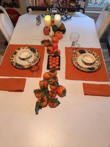 伯克利的住宿－Garden Home，一张桌子,用来做感恩晚餐,配南瓜和蜡烛