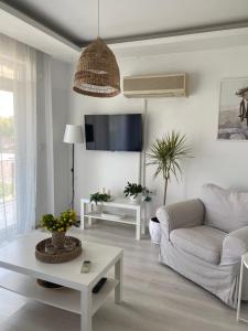 een woonkamer met een bank en een tafel bij Serenity Apart in Antalya