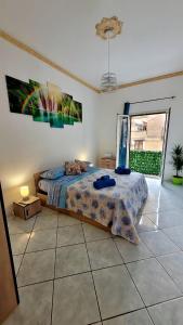 una camera da letto con un letto e un quadro sul muro di Happie Casa Stazione Centrale a Palermo