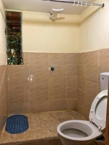 La salle de bains est pourvue d'une douche et de toilettes. dans l'établissement The Murana Chalet, à Nanyuki