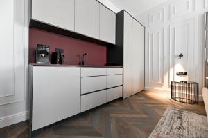Kuchyň nebo kuchyňský kout v ubytování Three Pearls Deluxe Rooms & Studios
