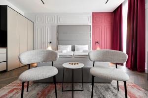 Posezení v ubytování Three Pearls Deluxe Rooms & Studios