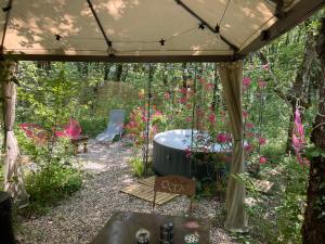 a hot tub in a garden under a tent at Ironvan in Bernac