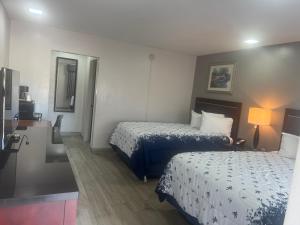 Llit o llits en una habitació de Flamingo Inn