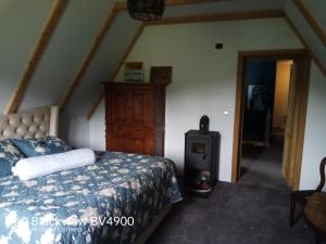 - une chambre avec un lit et une armoire en bois dans l'établissement casa alba de pe stanca, à Cîrlibaba