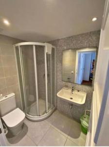 een badkamer met douche, toilet en wastafel bij 3 Bedroom Villa, San Jaime, Son Bou in Son Bou