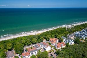 uma vista aérea de uma praia e edifícios e do oceano em HOTEL am STRAND em Kühlungsborn