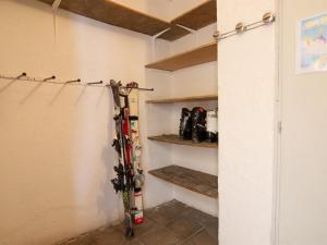 a walk in closet with skis on the wall at 2 pièces pour 4 pers, Sud-Est à Valloire, avec Wifi - FR-1-263-83 in Valloire