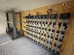 a room with a wall with a bunch of gym equipment at Charmant T2 pour 4 pers avec Sauna, WiFi et Parking privé - FR-1-263-88 in Valloire