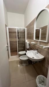 La salle de bains est pourvue de toilettes, d'un lavabo et d'une douche. dans l'établissement Club Vacanze In, à Cervia