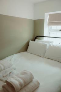 Łóżko lub łóżka w pokoju w obiekcie Brecon Cottage A Luxury Hikers Retreat