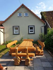 una mesa de picnic de madera y sillas frente a una casa en NEU! Ferienhaus Michelsberg, 