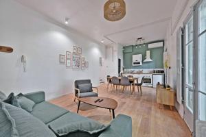 un soggiorno con un divano e un tavolo di Au coeur des Platanes - Parking Gratuit Sous-Terrain - CLiM - Balcon ad Avignone