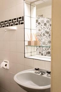 y baño con lavabo y espejo. en Michay, bungalow 4pax, a 50 mts del lago. en San Carlos de Bariloche