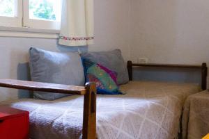 1 dormitorio con cama y ventana en Michay, bungalow 4pax, a 50 mts del lago. en San Carlos de Bariloche