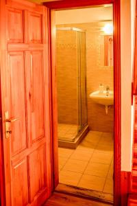 a bathroom with a shower and a sink at Nosztalgia Vendégház in Zalaegerszeg