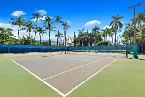una pista de tenis con palmeras al fondo en Kaanapali Shores 448, en Kahana