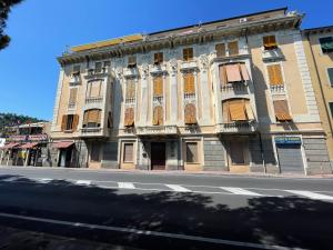 duży budynek po stronie ulicy w obiekcie Summer w mieście Vado Ligure