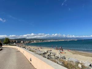 un grupo de personas en una playa cerca del agua en Summer, en Vado Ligure