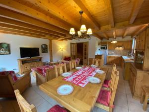 a dining room with a wooden table and a kitchen at Chalet Samoëns, 5 pièces, 9 personnes - FR-1-624-66 in Samoëns