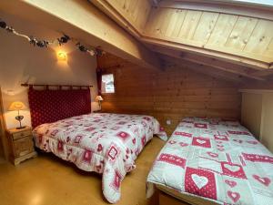 薩莫安斯的住宿－Chalet Samoëns, 5 pièces, 9 personnes - FR-1-624-66，阁楼上的卧室配有两张床