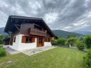 a small house with a green lawn in front of it at Chalet Samoëns, 5 pièces, 9 personnes - FR-1-624-66 in Samoëns