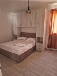 ヴロラにあるSuloti House Lungomareのベッドルーム1室(大型ベッド1台付)