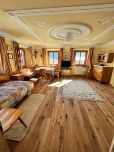 埃爾博納普的住宿－Landhaus Geierwally，卧室配有一张床和一张桌子及椅子