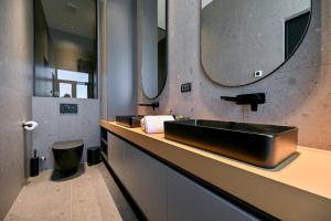 Koupelna v ubytování Three Pearls Deluxe Rooms & Studios