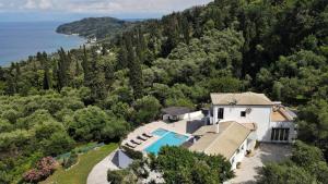 vista aerea di una casa con piscina di Villa Boukari a Chlomós