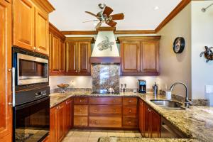 Kuchyň nebo kuchyňský kout v ubytování Kapalua Golf Villa 18T 12