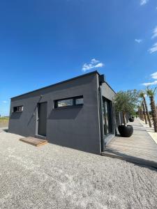 艾森斯塔特Skyfall Rooms的沙砾车道顶部的黑色房子