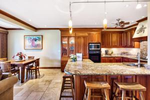 Kuchyň nebo kuchyňský kout v ubytování Kapalua Golf Villa 18T 12