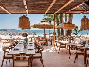 een restaurant op het strand met tafels en stoelen bij Zel Mallorca in Palmanova